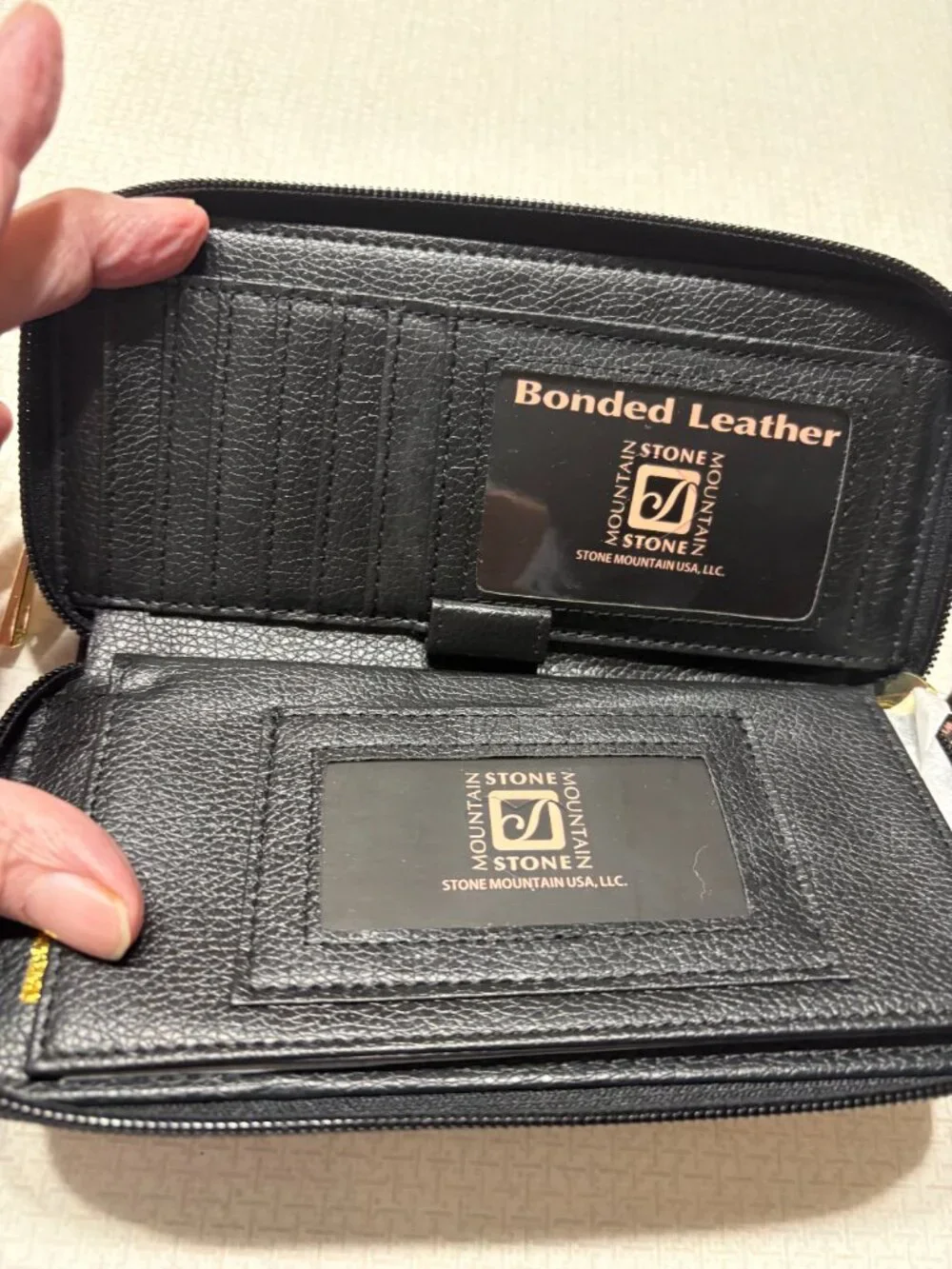NWT Embossed Black and Brown Leather Stone Mountain USA Wallet
